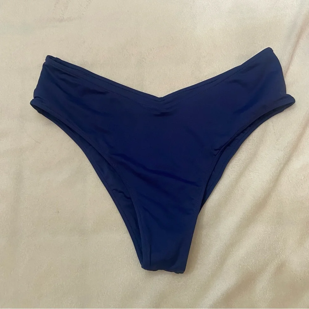 New! Frankie’s Bikinis x Sydney Sweeney Noemi bikini bottom navy 1090